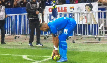 每体：巴萨目前对莱万的原则是，要么大幅降薪要么自由身离开（每体：巴萨给莱万两条路——要么大幅降薪，要么自由离队）