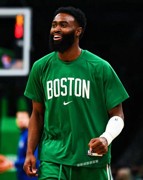 1-3爆冷输球！切尔西两连不胜陷低谷，战术漏洞暴露争冠还远？（1-3冷负！切尔西两轮不胜陷低迷，战术短板暴露，争冠前景堪忧？）