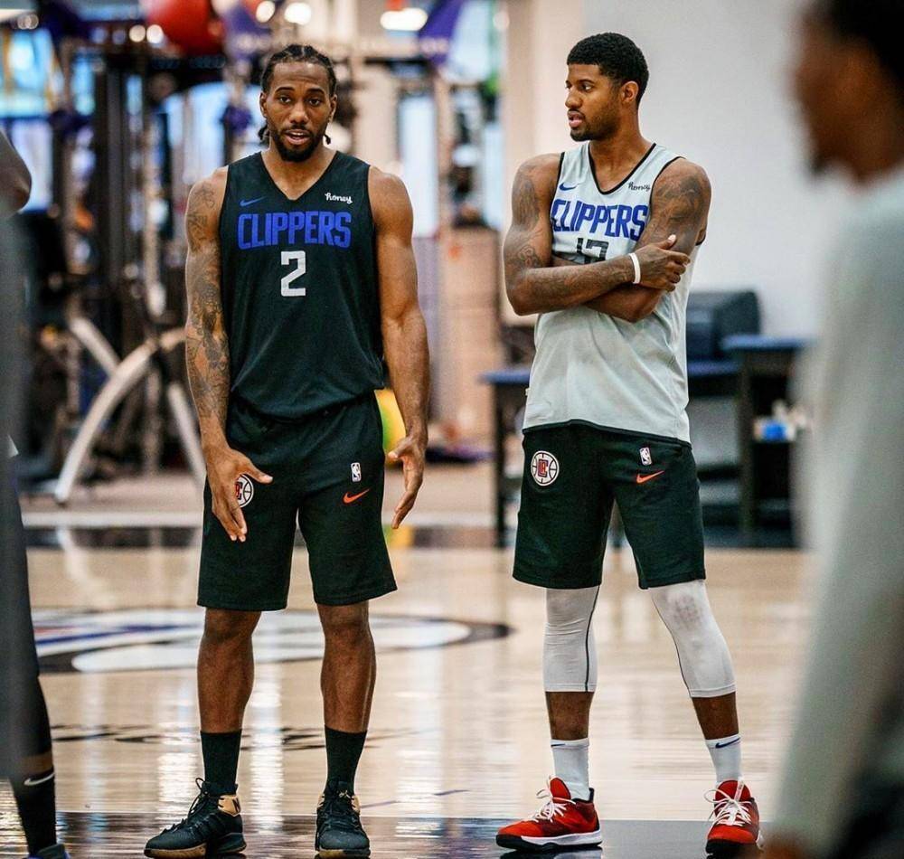 拉维亚开赛8分钟离场，球迷：他是我见过最易受伤的球员之一（拉维亚开场仅8分钟伤退，球迷无奈：堪称我见过最容易受伤的球员之一）