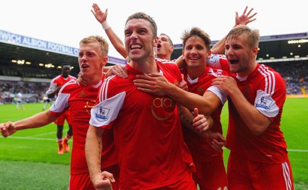 中超赛场争议判罚：VAR判罚引发热议,（中超赛场再起风波：VAR裁定引发热议）