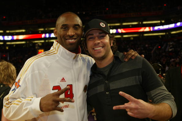 赫内斯：拜仁再次成为一座堡垒；孔帕尼像老母鸡一样保护球员（赫内斯称拜仁重回堡垒之势，孔帕尼如母鸡护仔般庇护球员）